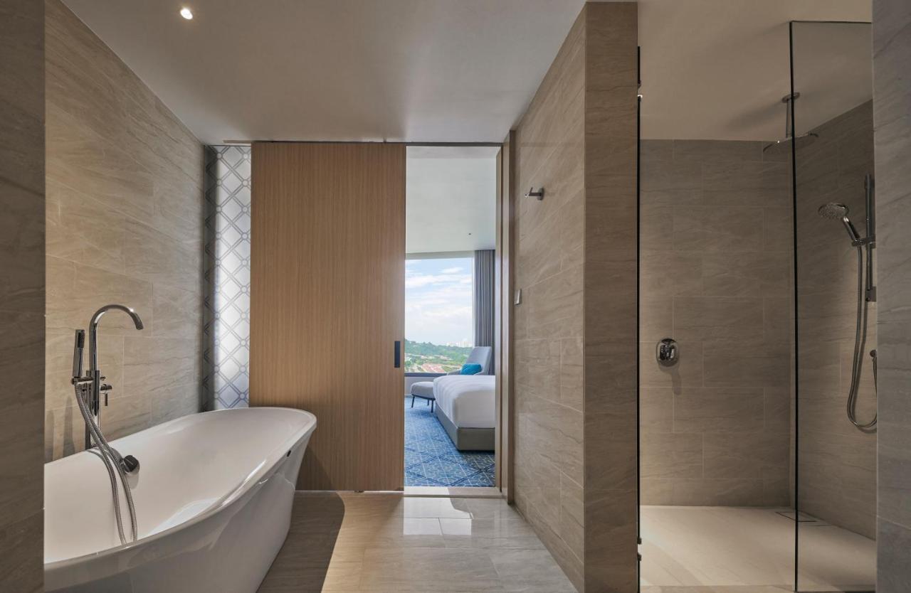 Amari Spice Penang Hotel Bayan Lepas Buitenkant foto Bathroom