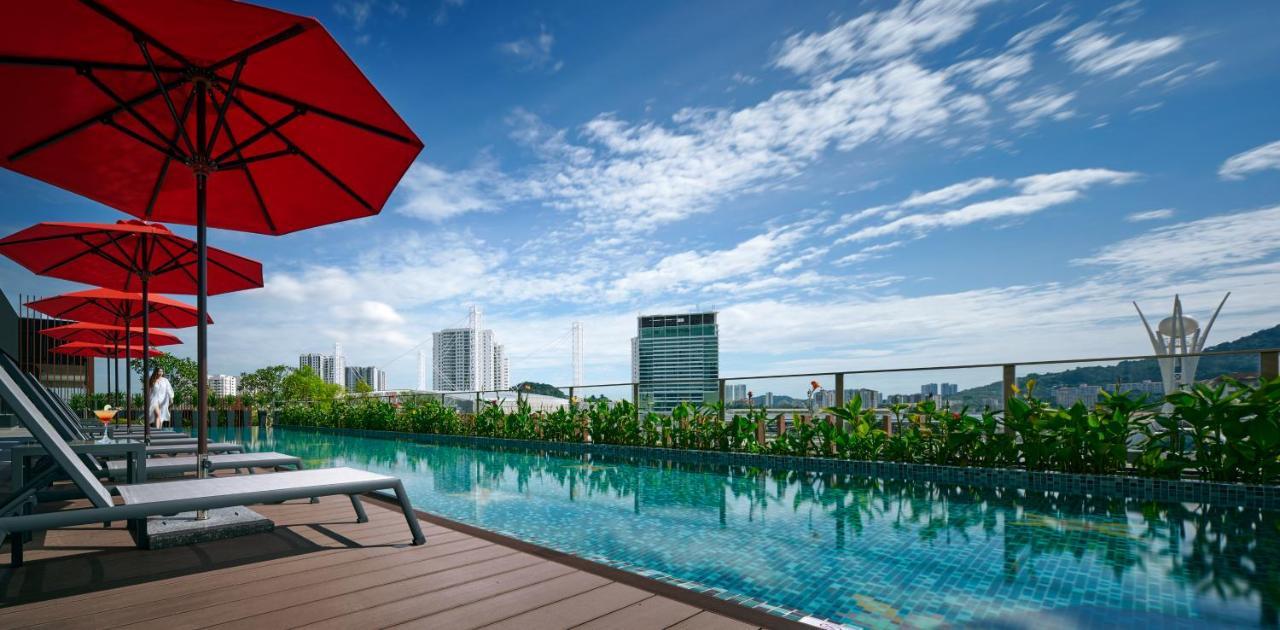 Amari Spice Penang Hotel Bayan Lepas Buitenkant foto The swimming pool at the rooftop