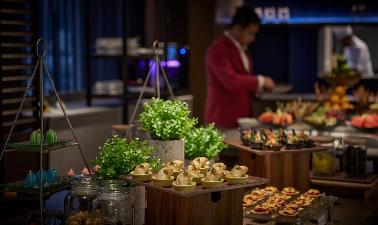 Amari Spice Penang Hotel Bayan Lepas Buitenkant foto A buffet at a hotel